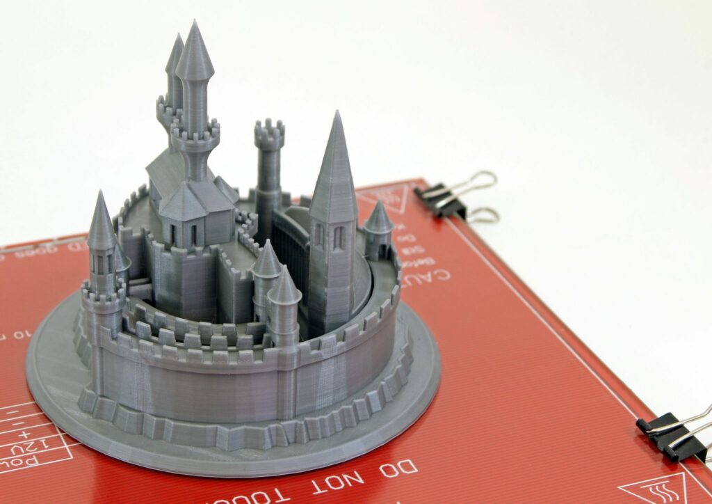 Detailně propracovaný model hradu, který rádi ukazujeme jako příklad, jak vizuálně pohledné věci se dají 3D vytisknout. Tisk PLA na DETAIL 100 µm
