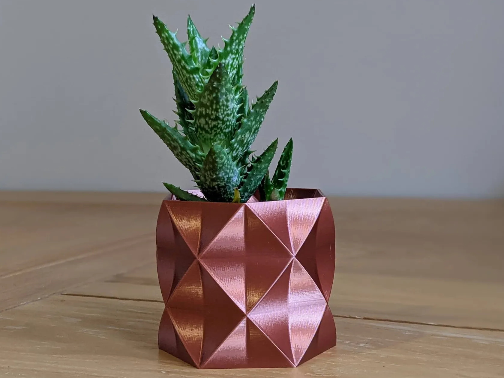 Estantes flotantes de pared inspirados en el origami con