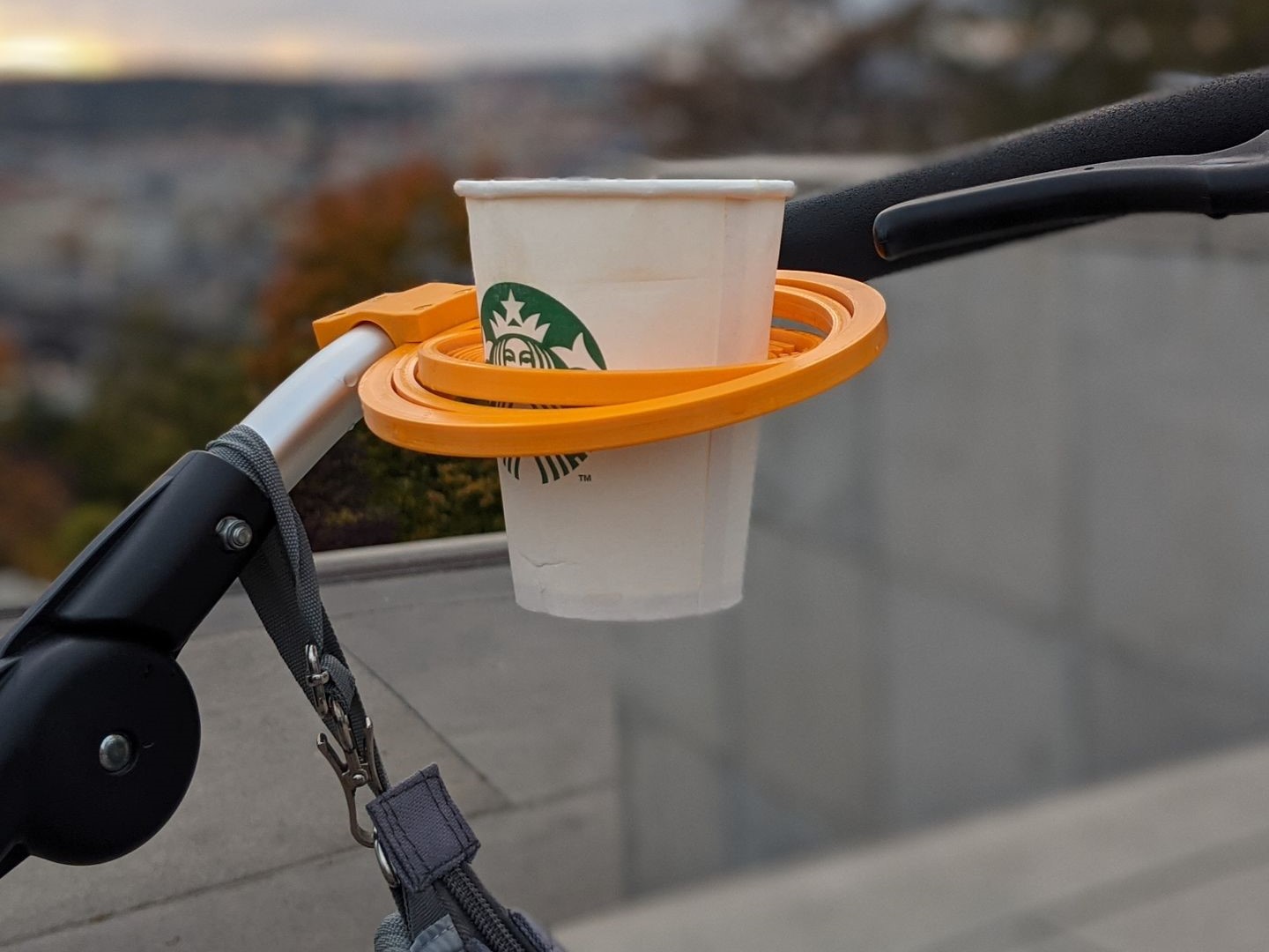Self-leveling cup holder for TFK stroller par phi.gl